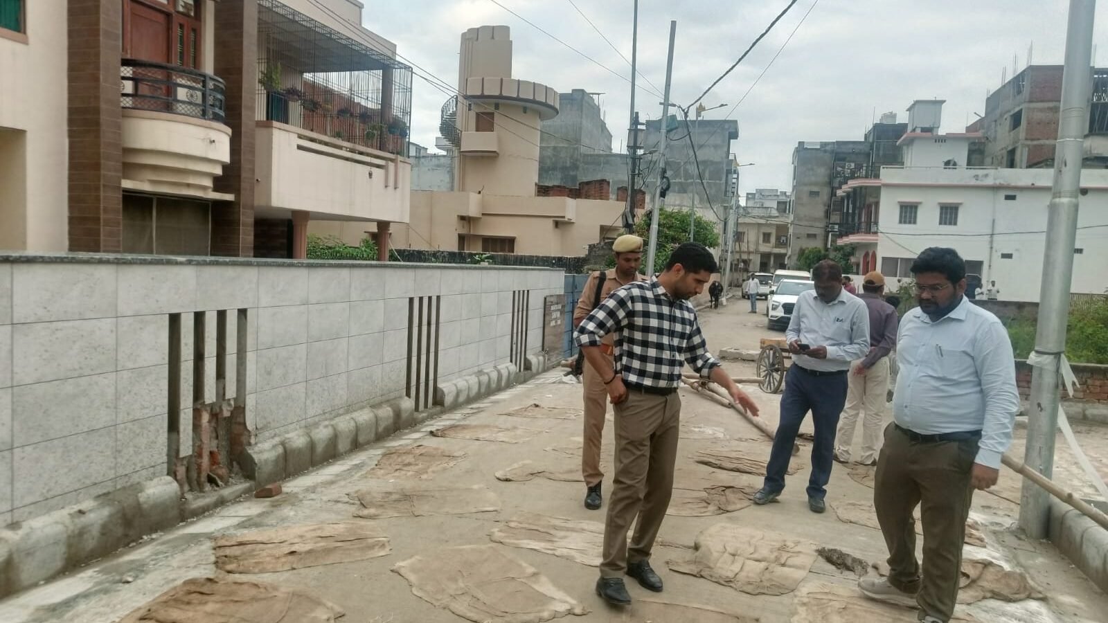 वाराणसी में नगर आयुक्त हिमांशु नागपाल ने शनिवार को सीएम ग्रिड योजना और सड़क निर्माण कार्यों का स्थलीय निरीक्षण किया। निर्माण में देरी और फिनिशिंग की कमियां मिलने पर ठेकेदार को कड़ी फटकार लगाई। ट्रॉमा सेंटर रोड, सुंदरपुर मार्ग और भगवानपुर में निर्माण कार्यों को जल्द पूरा करने, अतिक्रमण हटाने तथा यातायात सुगम बनाने के निर्देश दिए।
