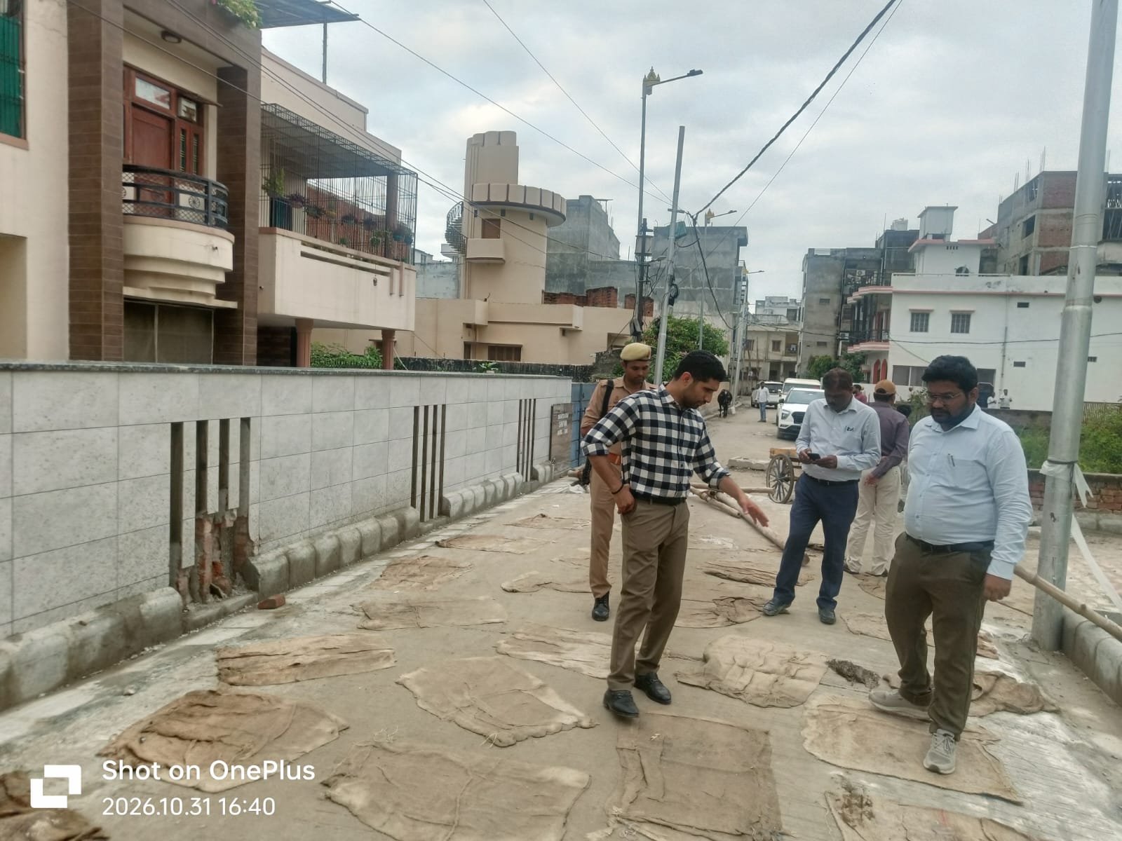 वाराणसी में नगर आयुक्त हिमांशु नागपाल ने शनिवार को सीएम ग्रिड योजना और सड़क निर्माण कार्यों का स्थलीय निरीक्षण किया। निर्माण में देरी और फिनिशिंग की कमियां मिलने पर ठेकेदार को कड़ी फटकार लगाई। ट्रॉमा सेंटर रोड, सुंदरपुर मार्ग और भगवानपुर में निर्माण कार्यों को जल्द पूरा करने, अतिक्रमण हटाने तथा यातायात सुगम बनाने के निर्देश दिए।