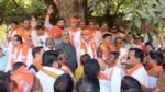 वाराणसी में कांग्रेस अध्यक्ष मल्लिकार्जुन खड़गे की प्रधानमंत्री नरेंद्र मोदी के दिवंगत पिता पर कथित अमर्यादित टिप्पणी को लेकर भाजपा कार्यकर्ताओं ने विरोध प्रदर्शन किया। कचहरी स्थित भाजपा जिला मुख्यालय पर राहुल गांधी और मल्लिकार्जुन खड़गे के पुतले फूंके गए। भाजपा के राष्ट्रीय मंत्री जगदीश पटेल, महानगर अध्यक्ष प्रदीप अग्रहरि, मंत्री रविंद्र जायसवाल, डॉ. दयाशंकर मिश्र ‘दयालु’ सहित कई जनप्रतिनिधियों ने कांग्रेस नेतृत्व से सार्वजनिक माफी की मांग की। भाजपा ने राजनीतिक मर्यादा बनाए रखने और विरोध जारी रखने की चेतावनी दी।
