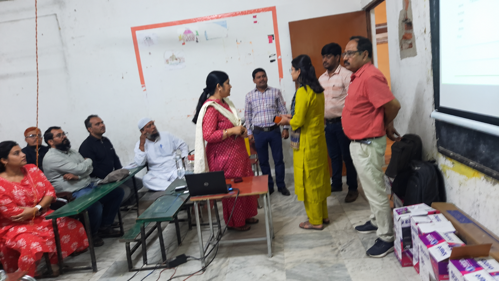 वाराणसी में जनगणना-2026 प्रशिक्षण से बिना सूचना अनुपस्थित रहने वाले कर्मचारियों पर नगर निगम सख्त कार्रवाई करेगा। नगर आयुक्त हिमांशु नागपाल ने जनगणना अधिनियम, 1948 के तहत विभागीय कार्रवाई की चेतावनी दी है। आदमपुर, भेलूपुर, वरुणापार और सारनाथ जोन में कर्मचारी अनुपस्थित मिले। वहीं, जोनल ट्रेनिंग के निरीक्षण में साफ-सफाई और भोजन व्यवस्था का जायजा लिया गया।