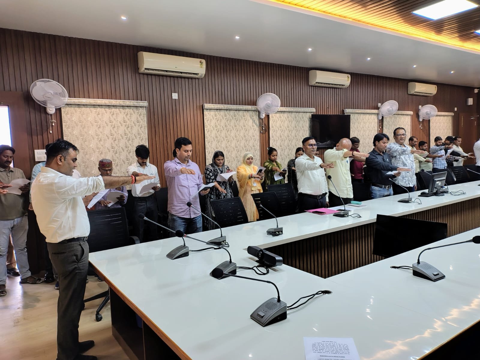 वाराणसी में नगर आयुक्त हिमांशु नागपाल ने शनिवार को सीएम ग्रिड योजना और सड़क निर्माण कार्यों का स्थलीय निरीक्षण किया। निर्माण में देरी और फिनिशिंग की कमियां मिलने पर ठेकेदार को कड़ी फटकार लगाई। ट्रॉमा सेंटर रोड, सुंदरपुर मार्ग और भगवानपुर में निर्माण कार्यों को जल्द पूरा करने, अतिक्रमण हटाने तथा यातायात सुगम बनाने के निर्देश दिए।