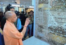 उत्तर प्रदेश में मुख्यमंत्री योगी आदित्यनाथ के नेतृत्व में निर्यात को नई रफ्तार मिली है। वित्त वर्ष 2025-26 में प्रदेश का निर्यात बढ़कर 2,01,241 करोड़ रुपये पहुंच गया। भदोही का कालीन उद्योग इस सफलता में अहम भूमिका निभा रहा है। 50वें इंडिया कारपेट एक्सपो में 65 देशों के 450 से अधिक विदेशी खरीदार और 250 एग्जीबिटर्स शामिल हो रहे हैं। ओडीओपी, आधुनिक तकनीक और बेहतर बुनियादी ढांचे से पूर्वांचल के कालीन उद्योग को वैश्विक बाजार में नई पहचान मिल रही है।