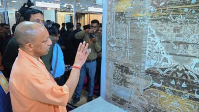 उत्तर प्रदेश में मुख्यमंत्री योगी आदित्यनाथ के नेतृत्व में निर्यात को नई रफ्तार मिली है। वित्त वर्ष 2025-26 में प्रदेश का निर्यात बढ़कर 2,01,241 करोड़ रुपये पहुंच गया। भदोही का कालीन उद्योग इस सफलता में अहम भूमिका निभा रहा है। 50वें इंडिया कारपेट एक्सपो में 65 देशों के 450 से अधिक विदेशी खरीदार और 250 एग्जीबिटर्स शामिल हो रहे हैं। ओडीओपी, आधुनिक तकनीक और बेहतर बुनियादी ढांचे से पूर्वांचल के कालीन उद्योग को वैश्विक बाजार में नई पहचान मिल रही है।