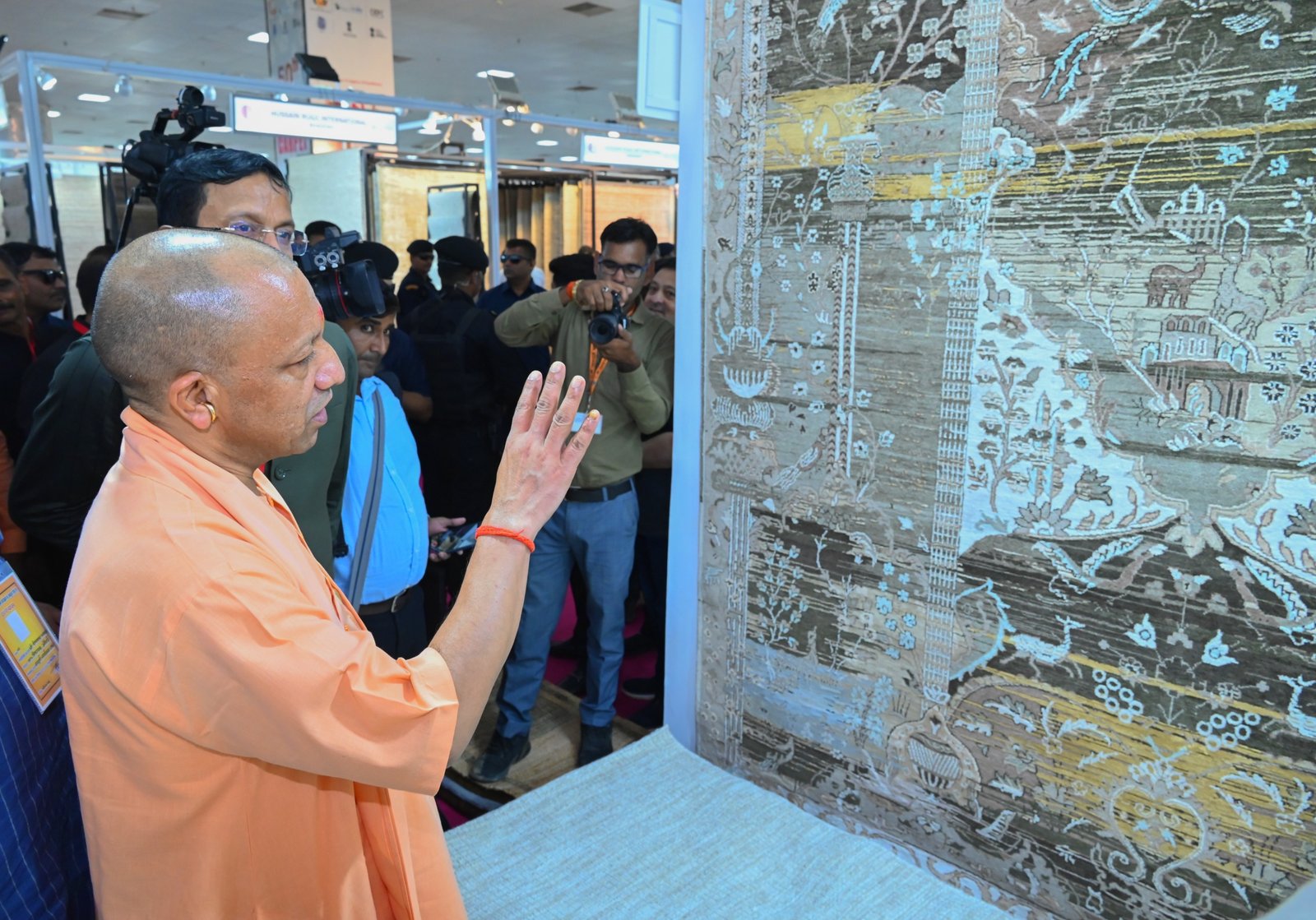 उत्तर प्रदेश में मुख्यमंत्री योगी आदित्यनाथ के नेतृत्व में निर्यात को नई रफ्तार मिली है। वित्त वर्ष 2025-26 में प्रदेश का निर्यात बढ़कर 2,01,241 करोड़ रुपये पहुंच गया। भदोही का कालीन उद्योग इस सफलता में अहम भूमिका निभा रहा है। 50वें इंडिया कारपेट एक्सपो में 65 देशों के 450 से अधिक विदेशी खरीदार और 250 एग्जीबिटर्स शामिल हो रहे हैं। ओडीओपी, आधुनिक तकनीक और बेहतर बुनियादी ढांचे से पूर्वांचल के कालीन उद्योग को वैश्विक बाजार में नई पहचान मिल रही है।