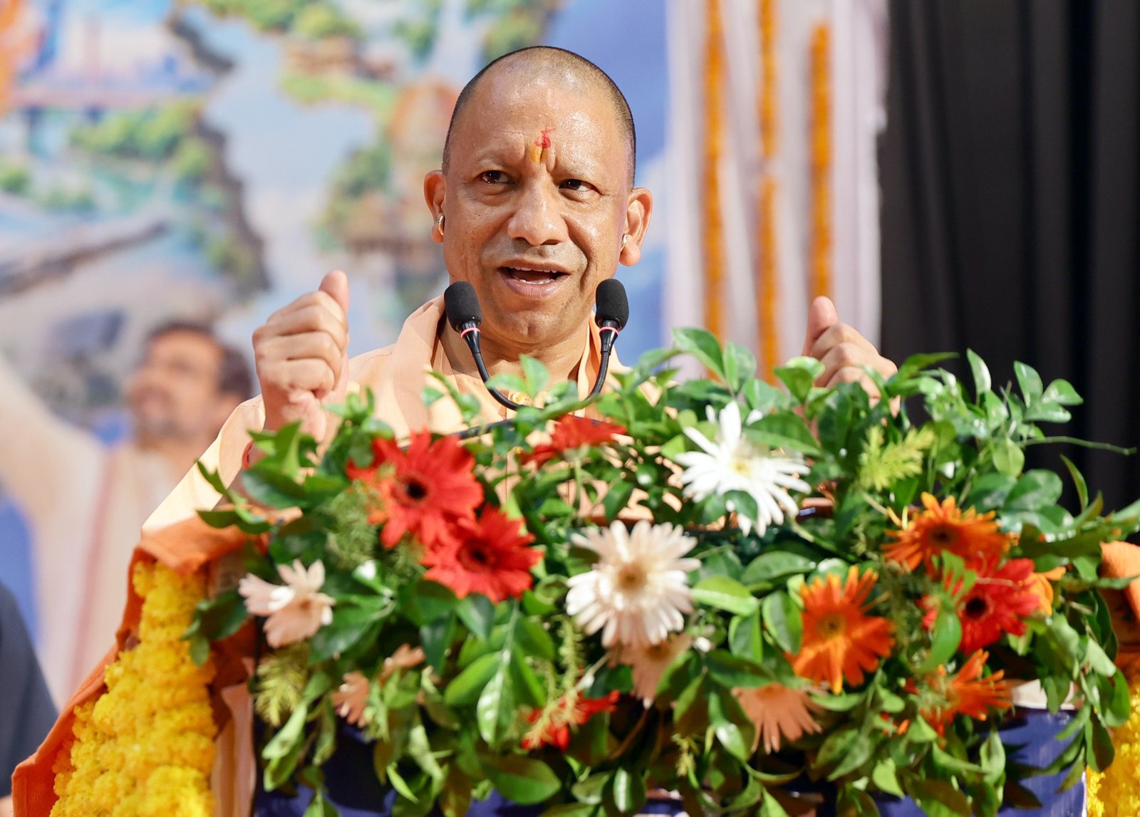 मुख्यमंत्री योगी आदित्यनाथ ने भदोही को बड़ी सौगात देते हुए गंगा पर सीतामढ़ी-धनतुलसी-डेंगुरपुर घाट पर ₹300 करोड़ से अधिक की लागत से बनने वाले 1.32 किलोमीटर लंबे पुल का शिलान्यास किया। इससे भदोही, प्रयागराज समेत पांच जिलों के लोगों को आवागमन में राहत मिलेगी। मुख्यमंत्री ने जिले का नाम ‘संत रविदास नगर भदोही’ रखने की घोषणा भी दोहराई। जानिए पुल से कालीन उद्योग, धार्मिक पर्यटन, ग्रामीण आबादी और जिले की ऐतिहासिक पहचान को क्या लाभ मिलने वाला है।