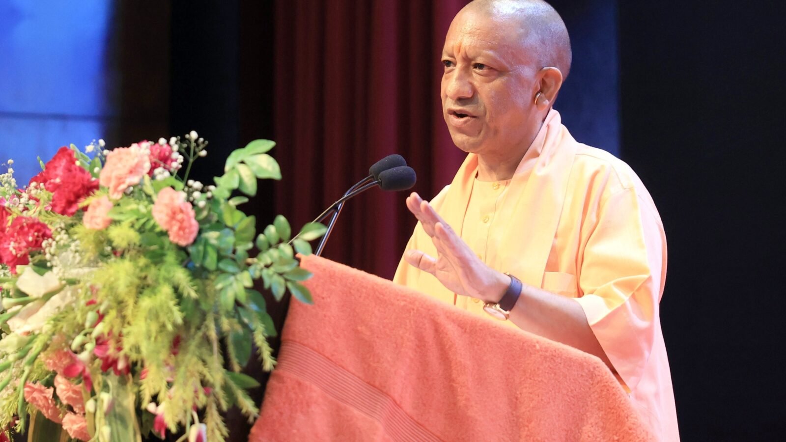 मुख्यमंत्री योगी आदित्यनाथ ने उत्तर प्रदेश में प्रशासनिक व्यवस्था को अधिक जवाबदेह और नागरिक केंद्रित बनाने के लिए तीन प्रमुख पहलों पर जोर दिया। अब अधिकारियों और कर्मचारियों के कार्य प्रदर्शन, उपलब्धियों और सक्सेस स्टोरी को एसीआर तथा पदोन्नति से जोड़ने की दिशा में काम होगा। रुपाम को AI सेंटर ऑफ एक्सीलेंस बनाने, पंचायतों और नगर निकायों के कार्मिकों की क्षमता बढ़ाने तथा सही व्यक्ति को सही पद पर तैनात करने की योजना पर भी जोर दिया गया।