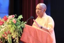 मुख्यमंत्री योगी आदित्यनाथ ने उत्तर प्रदेश में प्रशासनिक व्यवस्था को अधिक जवाबदेह और नागरिक केंद्रित बनाने के लिए तीन प्रमुख पहलों पर जोर दिया। अब अधिकारियों और कर्मचारियों के कार्य प्रदर्शन, उपलब्धियों और सक्सेस स्टोरी को एसीआर तथा पदोन्नति से जोड़ने की दिशा में काम होगा। रुपाम को AI सेंटर ऑफ एक्सीलेंस बनाने, पंचायतों और नगर निकायों के कार्मिकों की क्षमता बढ़ाने तथा सही व्यक्ति को सही पद पर तैनात करने की योजना पर भी जोर दिया गया।