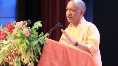 मुख्यमंत्री योगी आदित्यनाथ ने उत्तर प्रदेश में प्रशासनिक व्यवस्था को अधिक जवाबदेह और नागरिक केंद्रित बनाने के लिए तीन प्रमुख पहलों पर जोर दिया। अब अधिकारियों और कर्मचारियों के कार्य प्रदर्शन, उपलब्धियों और सक्सेस स्टोरी को एसीआर तथा पदोन्नति से जोड़ने की दिशा में काम होगा। रुपाम को AI सेंटर ऑफ एक्सीलेंस बनाने, पंचायतों और नगर निकायों के कार्मिकों की क्षमता बढ़ाने तथा सही व्यक्ति को सही पद पर तैनात करने की योजना पर भी जोर दिया गया।