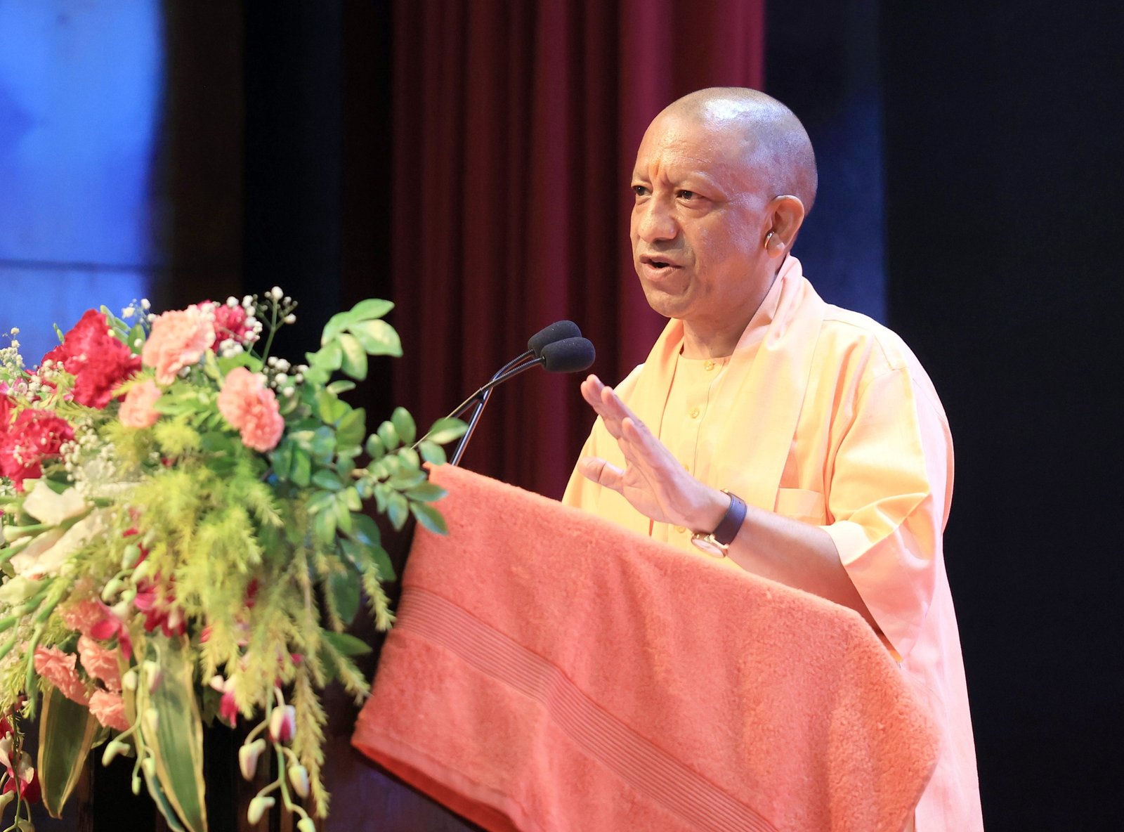 मुख्यमंत्री योगी आदित्यनाथ ने उत्तर प्रदेश में प्रशासनिक व्यवस्था को अधिक जवाबदेह और नागरिक केंद्रित बनाने के लिए तीन प्रमुख पहलों पर जोर दिया। अब अधिकारियों और कर्मचारियों के कार्य प्रदर्शन, उपलब्धियों और सक्सेस स्टोरी को एसीआर तथा पदोन्नति से जोड़ने की दिशा में काम होगा। रुपाम को AI सेंटर ऑफ एक्सीलेंस बनाने, पंचायतों और नगर निकायों के कार्मिकों की क्षमता बढ़ाने तथा सही व्यक्ति को सही पद पर तैनात करने की योजना पर भी जोर दिया गया।
