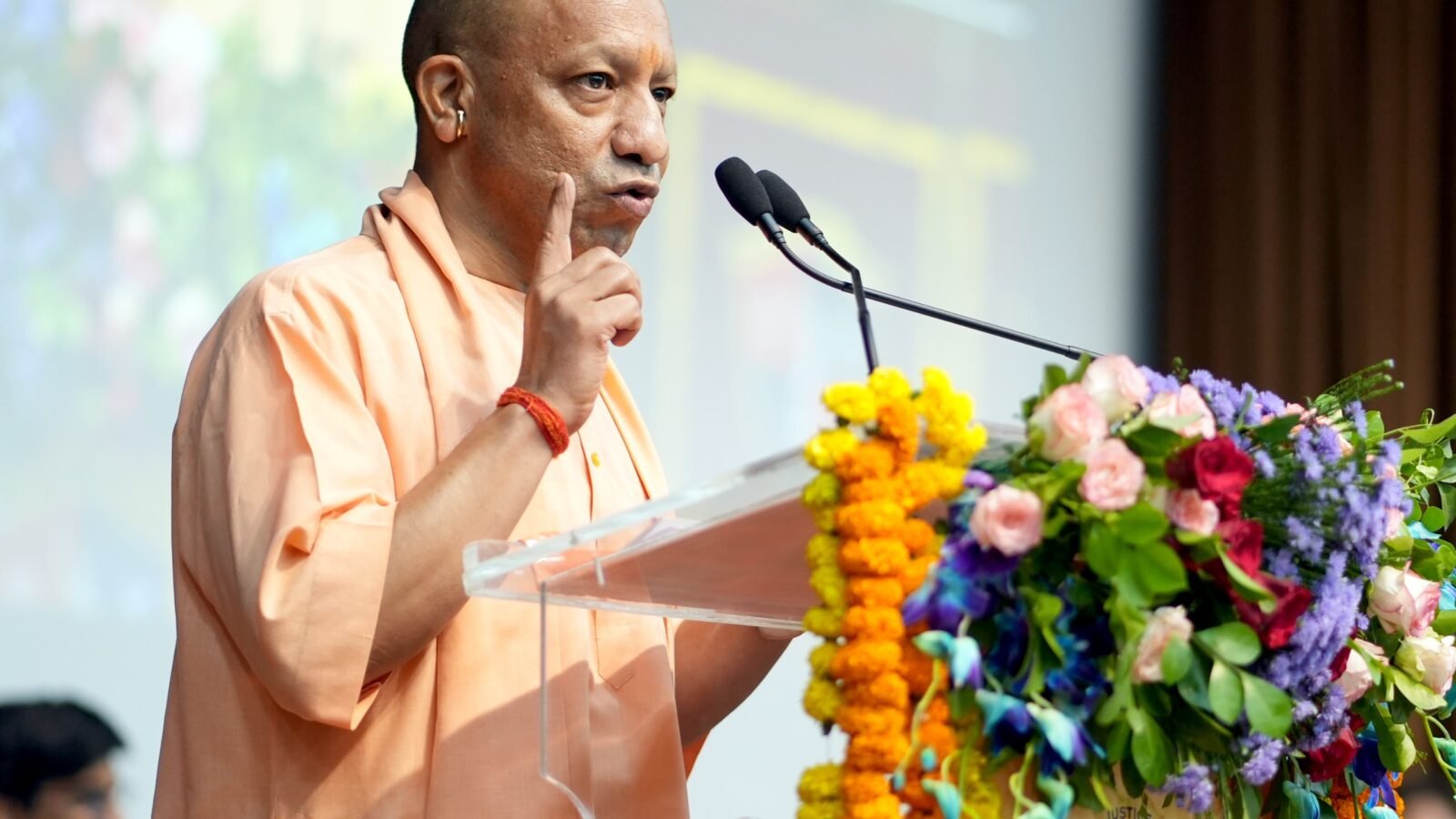 लखनऊ में टेक संगम 2026 सम्मेलन में मुख्यमंत्री योगी आदित्यनाथ ने कहा कि एआई और डीपफेक के दौर में भी अपराधी कानून से बच नहीं पाएंगे। यूपीएसआईएफएस में LEXQ सेंटर ऑफ एक्सीलेंस का शुभारंभ, कंसेंट मैनेजमेंट पोर्टल लॉन्च और ‘अभेद्य’ परियोजना की आधारशिला रखी गई। प्रदेश की 18 पुलिस रेंजों में फॉरेंसिक लैब विकसित की जा रही हैं। योगी सरकार का लक्ष्य 2030 तक पांच गीगावाट डेटा सेंटर क्षमता विकसित करना है। सम्मेलन में साइबर सुरक्षा, क्वांटम फॉरेंसिक्स और डिजिटल साक्ष्यों पर चर्चा हुई।