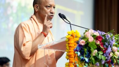 लखनऊ में टेक संगम 2026 सम्मेलन में मुख्यमंत्री योगी आदित्यनाथ ने कहा कि एआई और डीपफेक के दौर में भी अपराधी कानून से बच नहीं पाएंगे। यूपीएसआईएफएस में LEXQ सेंटर ऑफ एक्सीलेंस का शुभारंभ, कंसेंट मैनेजमेंट पोर्टल लॉन्च और ‘अभेद्य’ परियोजना की आधारशिला रखी गई। प्रदेश की 18 पुलिस रेंजों में फॉरेंसिक लैब विकसित की जा रही हैं। योगी सरकार का लक्ष्य 2030 तक पांच गीगावाट डेटा सेंटर क्षमता विकसित करना है। सम्मेलन में साइबर सुरक्षा, क्वांटम फॉरेंसिक्स और डिजिटल साक्ष्यों पर चर्चा हुई।