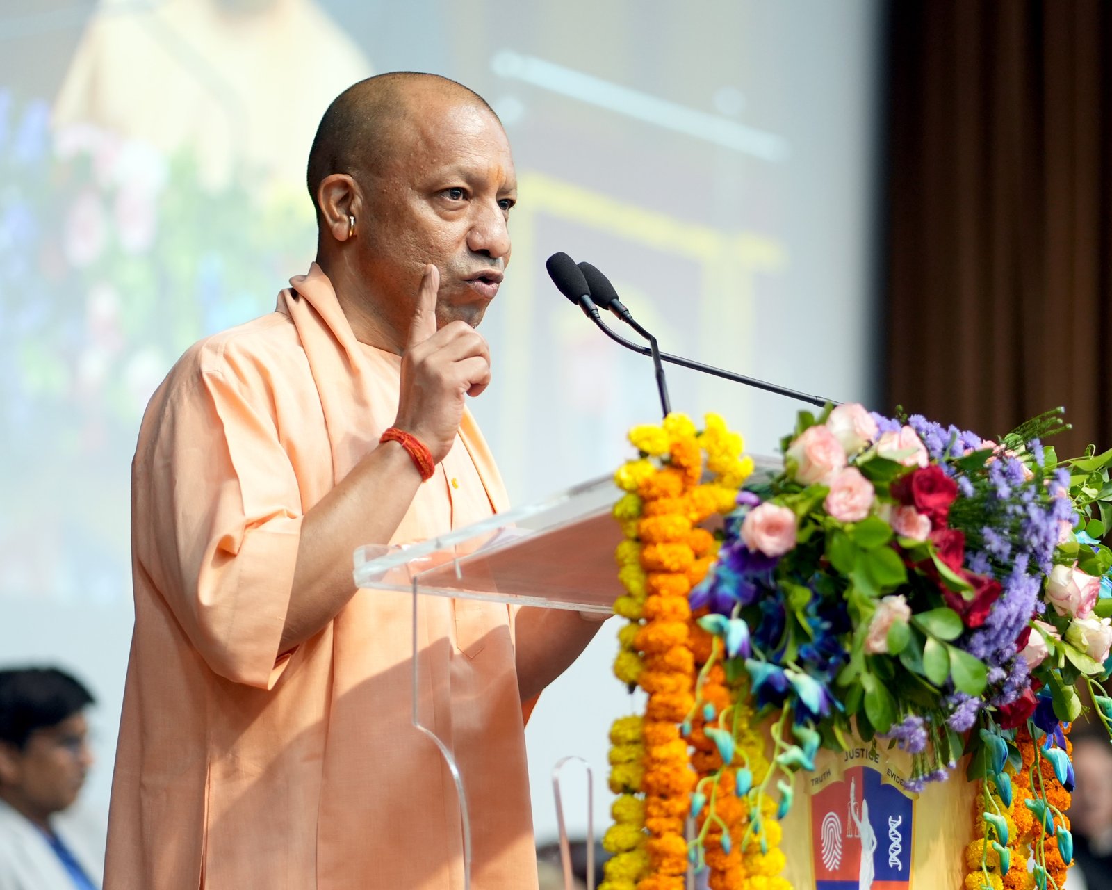 लखनऊ में टेक संगम 2026 सम्मेलन में मुख्यमंत्री योगी आदित्यनाथ ने कहा कि एआई और डीपफेक के दौर में भी अपराधी कानून से बच नहीं पाएंगे। यूपीएसआईएफएस में LEXQ सेंटर ऑफ एक्सीलेंस का शुभारंभ, कंसेंट मैनेजमेंट पोर्टल लॉन्च और ‘अभेद्य’ परियोजना की आधारशिला रखी गई। प्रदेश की 18 पुलिस रेंजों में फॉरेंसिक लैब विकसित की जा रही हैं। योगी सरकार का लक्ष्य 2030 तक पांच गीगावाट डेटा सेंटर क्षमता विकसित करना है। सम्मेलन में साइबर सुरक्षा, क्वांटम फॉरेंसिक्स और डिजिटल साक्ष्यों पर चर्चा हुई।