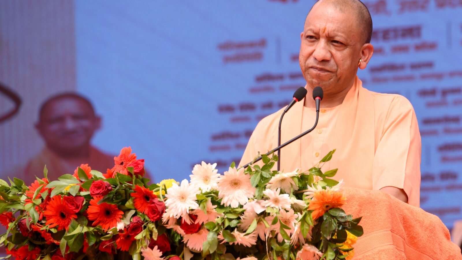 महर्षि वाल्मीकि जयंती पर मुख्यमंत्री योगी आदित्यनाथ ने कानपुर के बिठूर में आयोजित जनसभा में समाजवादी पार्टी और कांग्रेस पर तीखा हमला बोला। अखिलेश यादव पर तंज कसते हुए उन्होंने कहा कि विरासत में गद्दी मिल सकती है, बुद्धि नहीं। मुख्यमंत्री ने 411 करोड़ रुपये से अधिक की 48 विकास परियोजनाओं का लोकार्पण और शिलान्यास किया। उन्होंने वाल्मीकि आश्रम के विकास, धार्मिक विरासत के संरक्षण, गरीब कल्याण योजनाओं और कानपुर में चल रहे विकास कार्यों का भी उल्लेख किया।
