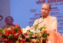 महर्षि वाल्मीकि जयंती पर मुख्यमंत्री योगी आदित्यनाथ ने कानपुर के बिठूर में आयोजित जनसभा में समाजवादी पार्टी और कांग्रेस पर तीखा हमला बोला। अखिलेश यादव पर तंज कसते हुए उन्होंने कहा कि विरासत में गद्दी मिल सकती है, बुद्धि नहीं। मुख्यमंत्री ने 411 करोड़ रुपये से अधिक की 48 विकास परियोजनाओं का लोकार्पण और शिलान्यास किया। उन्होंने वाल्मीकि आश्रम के विकास, धार्मिक विरासत के संरक्षण, गरीब कल्याण योजनाओं और कानपुर में चल रहे विकास कार्यों का भी उल्लेख किया।