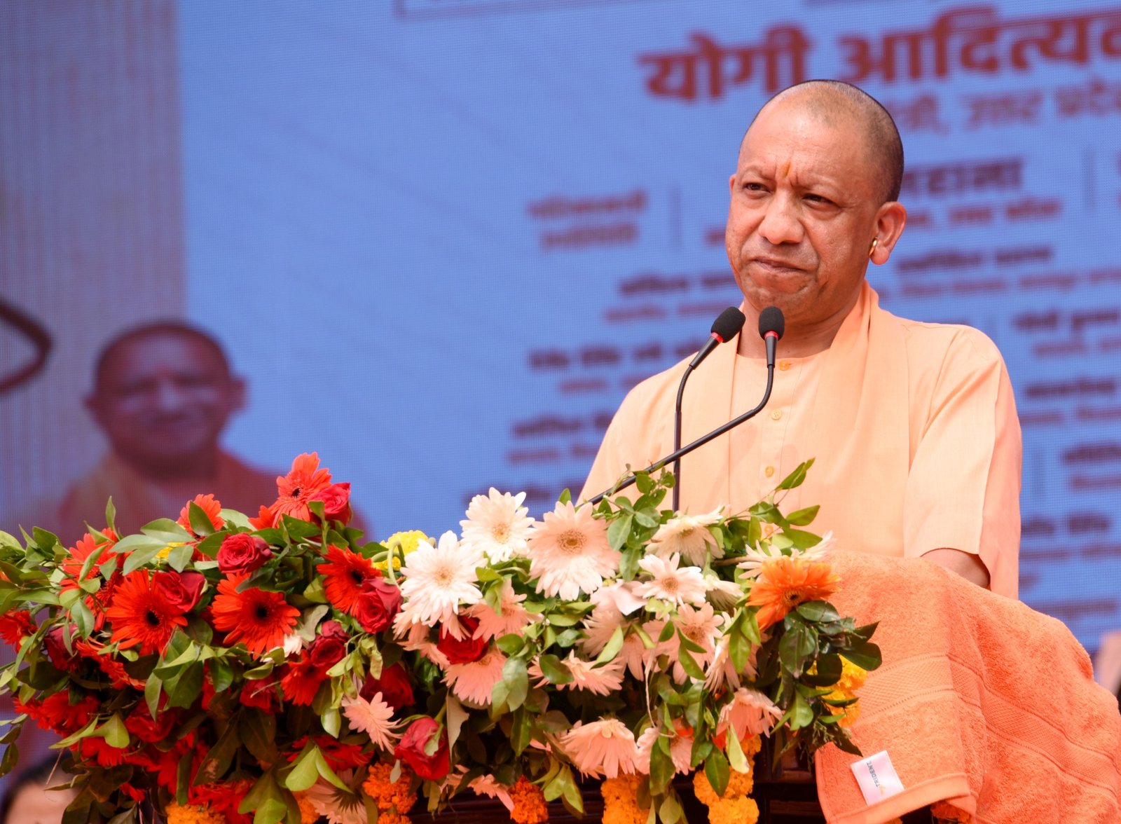 महर्षि वाल्मीकि जयंती पर मुख्यमंत्री योगी आदित्यनाथ ने कानपुर के बिठूर में आयोजित जनसभा में समाजवादी पार्टी और कांग्रेस पर तीखा हमला बोला। अखिलेश यादव पर तंज कसते हुए उन्होंने कहा कि विरासत में गद्दी मिल सकती है, बुद्धि नहीं। मुख्यमंत्री ने 411 करोड़ रुपये से अधिक की 48 विकास परियोजनाओं का लोकार्पण और शिलान्यास किया। उन्होंने वाल्मीकि आश्रम के विकास, धार्मिक विरासत के संरक्षण, गरीब कल्याण योजनाओं और कानपुर में चल रहे विकास कार्यों का भी उल्लेख किया।