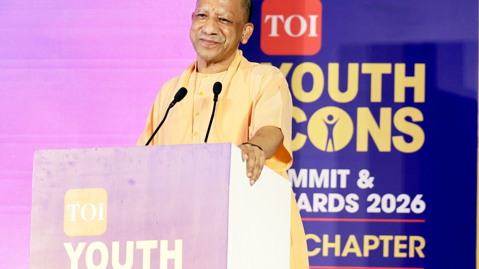 लखनऊ में यूथ आइकॉन कॉन्क्लेव को संबोधित करते हुए मुख्यमंत्री योगी आदित्यनाथ ने उत्तर प्रदेश की कानून व्यवस्था, रोजगार और विकास में आए बदलावों का उल्लेख किया। उन्होंने कहा कि आज बेटियां रात दो बजे भी बेखौफ घर लौट रही हैं। मुख्यमंत्री ने साढ़े नौ साल में 9.5 लाख सरकारी नियुक्तियों, 1,400 खिलाड़ियों को नौकरी, 25 हजार स्टार्टअप, एमएसएमई इकाइयों और निवेश प्रस्तावों का जिक्र किया। कार्यक्रम में विभिन्न क्षेत्रों की उपलब्धियों के लिए 37 यूथ आइकॉन सम्मानित किए गए।
