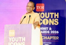 लखनऊ में यूथ आइकॉन कॉन्क्लेव को संबोधित करते हुए मुख्यमंत्री योगी आदित्यनाथ ने उत्तर प्रदेश की कानून व्यवस्था, रोजगार और विकास में आए बदलावों का उल्लेख किया। उन्होंने कहा कि आज बेटियां रात दो बजे भी बेखौफ घर लौट रही हैं। मुख्यमंत्री ने साढ़े नौ साल में 9.5 लाख सरकारी नियुक्तियों, 1,400 खिलाड़ियों को नौकरी, 25 हजार स्टार्टअप, एमएसएमई इकाइयों और निवेश प्रस्तावों का जिक्र किया। कार्यक्रम में विभिन्न क्षेत्रों की उपलब्धियों के लिए 37 यूथ आइकॉन सम्मानित किए गए।
