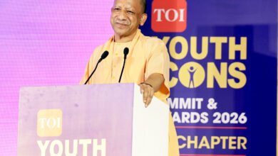 लखनऊ में यूथ आइकॉन कॉन्क्लेव को संबोधित करते हुए मुख्यमंत्री योगी आदित्यनाथ ने उत्तर प्रदेश की कानून व्यवस्था, रोजगार और विकास में आए बदलावों का उल्लेख किया। उन्होंने कहा कि आज बेटियां रात दो बजे भी बेखौफ घर लौट रही हैं। मुख्यमंत्री ने साढ़े नौ साल में 9.5 लाख सरकारी नियुक्तियों, 1,400 खिलाड़ियों को नौकरी, 25 हजार स्टार्टअप, एमएसएमई इकाइयों और निवेश प्रस्तावों का जिक्र किया। कार्यक्रम में विभिन्न क्षेत्रों की उपलब्धियों के लिए 37 यूथ आइकॉन सम्मानित किए गए।