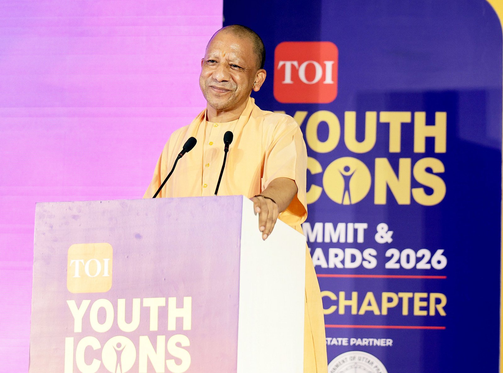 लखनऊ में यूथ आइकॉन कॉन्क्लेव को संबोधित करते हुए मुख्यमंत्री योगी आदित्यनाथ ने उत्तर प्रदेश की कानून व्यवस्था, रोजगार और विकास में आए बदलावों का उल्लेख किया। उन्होंने कहा कि आज बेटियां रात दो बजे भी बेखौफ घर लौट रही हैं। मुख्यमंत्री ने साढ़े नौ साल में 9.5 लाख सरकारी नियुक्तियों, 1,400 खिलाड़ियों को नौकरी, 25 हजार स्टार्टअप, एमएसएमई इकाइयों और निवेश प्रस्तावों का जिक्र किया। कार्यक्रम में विभिन्न क्षेत्रों की उपलब्धियों के लिए 37 यूथ आइकॉन सम्मानित किए गए।