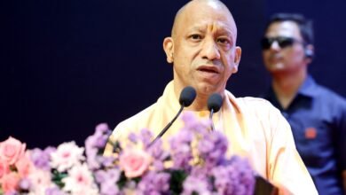 मुख्यमंत्री योगी आदित्यनाथ ने लखनऊ के लोकभवन में सरदार वल्लभभाई पटेल की 151वीं जयंती पर कौशल प्रशिक्षण एवं रोजगार क्षेत्र विकास योजना का शुभारंभ किया। उत्तर प्रदेश के सभी 75 जिलों में स्किल एंड एम्प्लॉयमेंट जोन विकसित किए जाएंगे। पहले चरण में पांच जनपदों में शुरुआत होगी। युवाओं को उनकी योग्यता और रुचि के अनुसार कौशल प्रशिक्षण, रोजगार, स्वरोजगार तथा विदेशों में नौकरी के लिए भाषा प्रशिक्षण उपलब्ध कराया जाएगा। सीएम युवा योजना के तहत ब्याजमुक्त सहायता से स्वरोजगार को भी बढ़ावा मिलेगा।