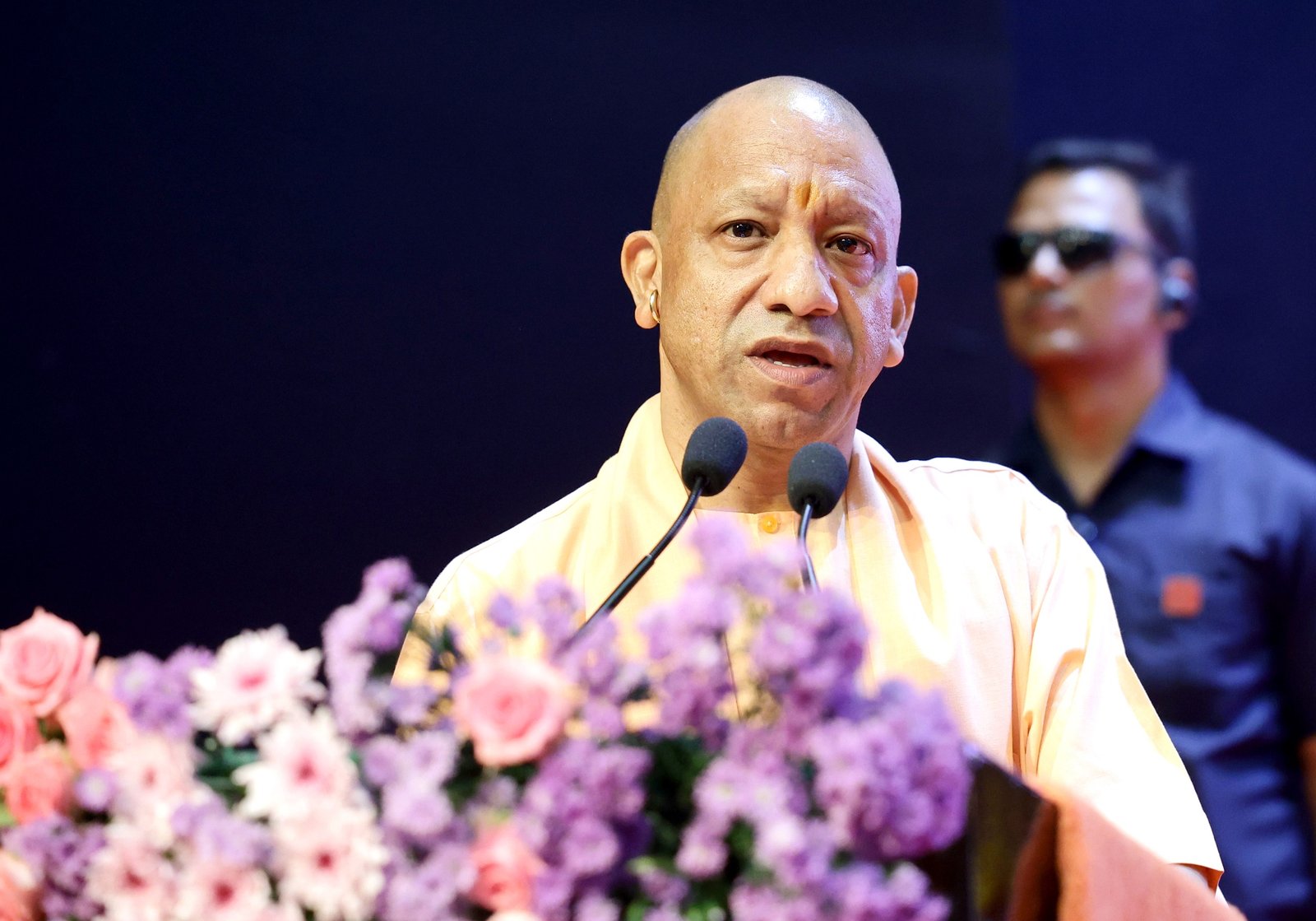 मुख्यमंत्री योगी आदित्यनाथ ने लखनऊ के लोकभवन में सरदार वल्लभभाई पटेल की 151वीं जयंती पर कौशल प्रशिक्षण एवं रोजगार क्षेत्र विकास योजना का शुभारंभ किया। उत्तर प्रदेश के सभी 75 जिलों में स्किल एंड एम्प्लॉयमेंट जोन विकसित किए जाएंगे। पहले चरण में पांच जनपदों में शुरुआत होगी। युवाओं को उनकी योग्यता और रुचि के अनुसार कौशल प्रशिक्षण, रोजगार, स्वरोजगार तथा विदेशों में नौकरी के लिए भाषा प्रशिक्षण उपलब्ध कराया जाएगा। सीएम युवा योजना के तहत ब्याजमुक्त सहायता से स्वरोजगार को भी बढ़ावा मिलेगा।