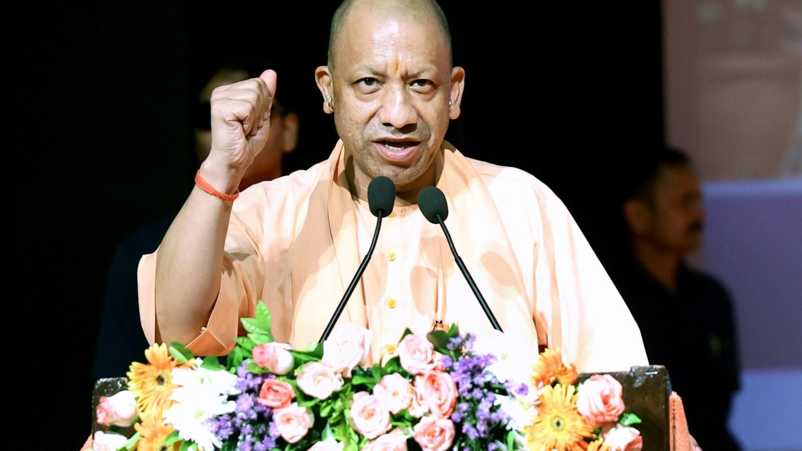 लखनऊ में मुख्यमंत्री योगी आदित्यनाथ ने प्रधानमंत्री नरेंद्र मोदी के जनसेवा के 25 वर्ष पूरे होने पर आयोजित कार्यक्रम में विपक्ष पर निशाना साधा। उन्होंने जनधन खातों, गरीब कल्याण योजनाओं, आवास, उज्ज्वला, स्वास्थ्य बीमा, स्टार्टअप और बुनियादी ढांचे के विस्तार का उल्लेख किया। ‘नमो सेवा अनकही कहानियां’ नाट्य श्रृंखला में गुजरात भूकंप से पुनर्निर्माण तक की यात्रा दिखाई गई। गांधी जयंती पर सीएम योगी ने ग्राम स्वराज, 57,600 ग्राम सचिवालयों और 11,350 ग्राम पंचायतों की डिजिटल लाइब्रेरी का भी जिक्र किया।