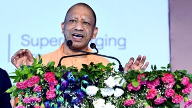 मुख्यमंत्री योगी आदित्यनाथ ने उत्तर प्रदेश की तकनीकी और औद्योगिक प्रगति का उल्लेख करते हुए कहा कि प्रदेश मोबाइल फोन और इलेक्ट्रॉनिक्स उत्पादन से आगे बढ़कर माइक्रोचिप, डेटा सेंटर और आर्टिफिशियल इंटेलिजेंस के क्षेत्र में अपनी जगह बना रहा है। मुख्यमंत्री के अनुसार, यूपी में देश के करीब 60 प्रतिशत मोबाइल फोन और 55 प्रतिशत इलेक्ट्रॉनिक्स कंपोनेंट का उत्पादन हो रहा है। जेवर में 3,706 करोड़ रुपये की HCL-Foxconn चिप इकाई, 644 मेगावाट डेटा सेंटर प्रस्ताव और 24 हजार से अधिक स्टार्टअप इस बदलाव को दर्शाते हैं।