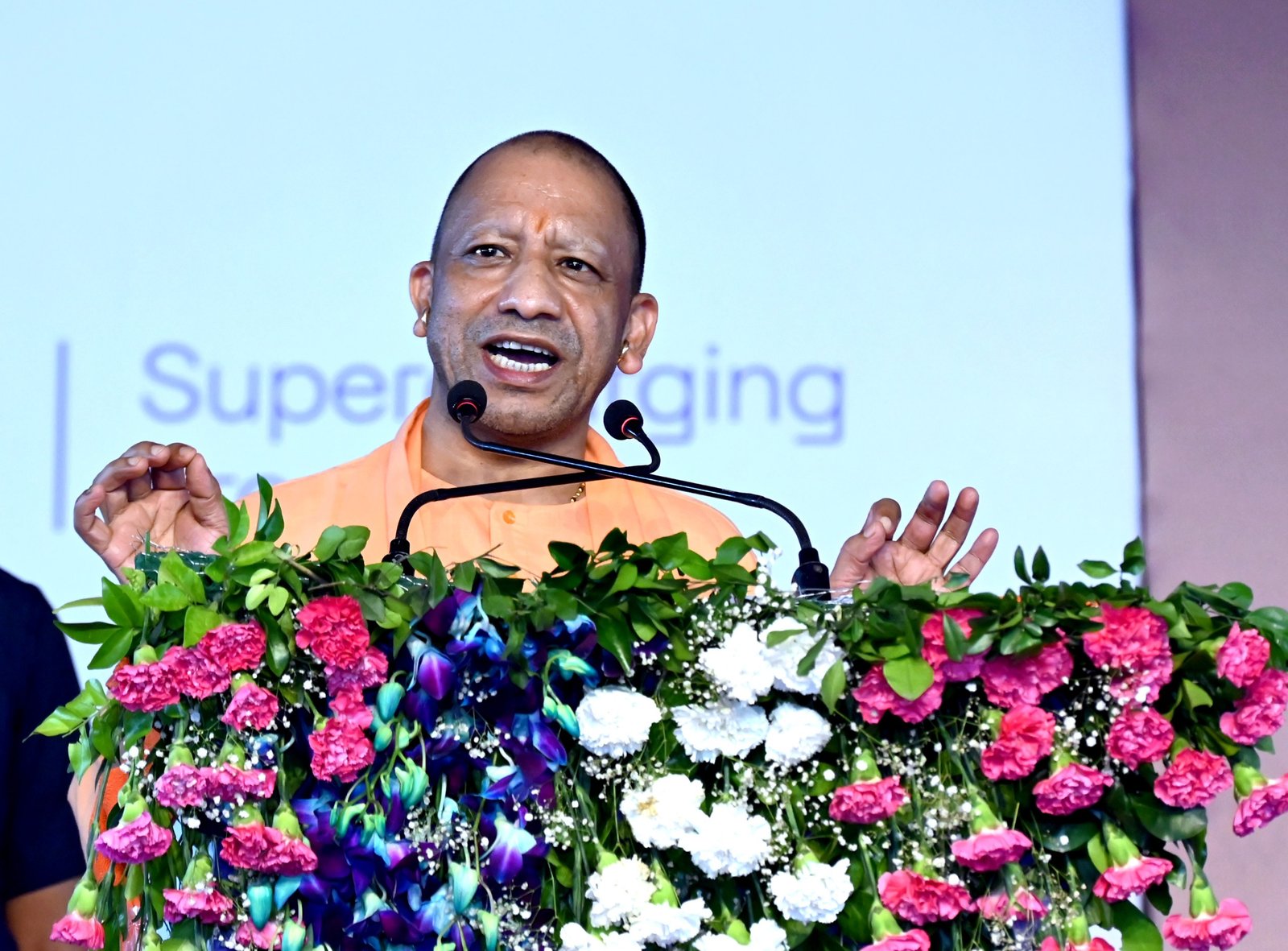 मुख्यमंत्री योगी आदित्यनाथ ने उत्तर प्रदेश की तकनीकी और औद्योगिक प्रगति का उल्लेख करते हुए कहा कि प्रदेश मोबाइल फोन और इलेक्ट्रॉनिक्स उत्पादन से आगे बढ़कर माइक्रोचिप, डेटा सेंटर और आर्टिफिशियल इंटेलिजेंस के क्षेत्र में अपनी जगह बना रहा है। मुख्यमंत्री के अनुसार, यूपी में देश के करीब 60 प्रतिशत मोबाइल फोन और 55 प्रतिशत इलेक्ट्रॉनिक्स कंपोनेंट का उत्पादन हो रहा है। जेवर में 3,706 करोड़ रुपये की HCL-Foxconn चिप इकाई, 644 मेगावाट डेटा सेंटर प्रस्ताव और 24 हजार से अधिक स्टार्टअप इस बदलाव को दर्शाते हैं।