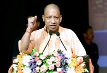 लखनऊ में मुख्यमंत्री योगी आदित्यनाथ ने प्रधानमंत्री नरेंद्र मोदी के जनसेवा के 25 वर्ष पूरे होने पर आयोजित कार्यक्रम में विपक्ष पर निशाना साधा। उन्होंने जनधन खातों, गरीब कल्याण योजनाओं, आवास, उज्ज्वला, स्वास्थ्य बीमा, स्टार्टअप और बुनियादी ढांचे के विस्तार का उल्लेख किया। ‘नमो सेवा अनकही कहानियां’ नाट्य श्रृंखला में गुजरात भूकंप से पुनर्निर्माण तक की यात्रा दिखाई गई। गांधी जयंती पर सीएम योगी ने ग्राम स्वराज, 57,600 ग्राम सचिवालयों और 11,350 ग्राम पंचायतों की डिजिटल लाइब्रेरी का भी जिक्र किया।