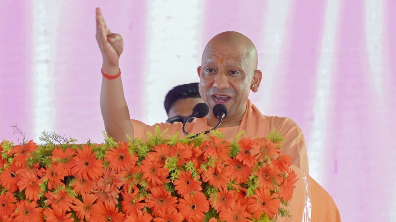मुख्यमंत्री योगी आदित्यनाथ ने बलरामपुर में ₹803 करोड़ से अधिक की 78 विकास परियोजनाओं का लोकार्पण और शिलान्यास किया। इस दौरान उन्होंने सपा अध्यक्ष अखिलेश यादव को अयोध्या विधानसभा सीट से चुनाव लड़ने की खुली चुनौती दी और समाजवादी पार्टी के PDA पर निशाना साधा। सीएम योगी ने बलरामपुर के विकास, मेडिकल कॉलेज, विश्वविद्यालय, सड़क, पुल और रोजगार से जुड़ी परियोजनाओं का जिक्र किया। उन्होंने विपक्ष पर घोटालों, माफिया संरक्षण और प्रदेश में अराजकता को बढ़ावा देने के आरोप भी लगाए।