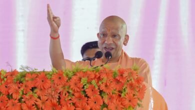 मुख्यमंत्री योगी आदित्यनाथ ने बलरामपुर में ₹803 करोड़ से अधिक की 78 विकास परियोजनाओं का लोकार्पण और शिलान्यास किया। इस दौरान उन्होंने सपा अध्यक्ष अखिलेश यादव को अयोध्या विधानसभा सीट से चुनाव लड़ने की खुली चुनौती दी और समाजवादी पार्टी के PDA पर निशाना साधा। सीएम योगी ने बलरामपुर के विकास, मेडिकल कॉलेज, विश्वविद्यालय, सड़क, पुल और रोजगार से जुड़ी परियोजनाओं का जिक्र किया। उन्होंने विपक्ष पर घोटालों, माफिया संरक्षण और प्रदेश में अराजकता को बढ़ावा देने के आरोप भी लगाए।