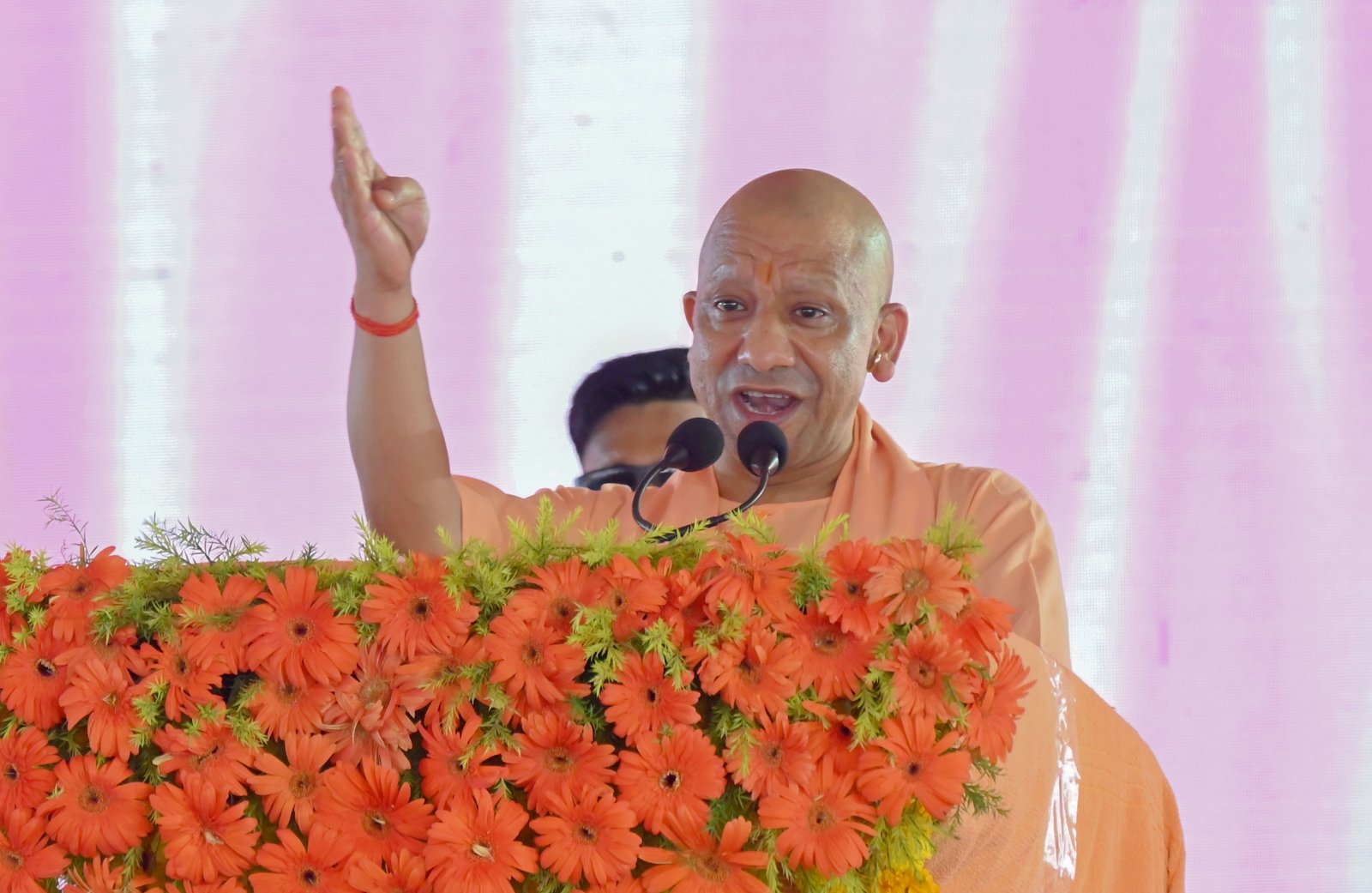 मुख्यमंत्री योगी आदित्यनाथ ने बलरामपुर में ₹803 करोड़ से अधिक की 78 विकास परियोजनाओं का लोकार्पण और शिलान्यास किया। इस दौरान उन्होंने सपा अध्यक्ष अखिलेश यादव को अयोध्या विधानसभा सीट से चुनाव लड़ने की खुली चुनौती दी और समाजवादी पार्टी के PDA पर निशाना साधा। सीएम योगी ने बलरामपुर के विकास, मेडिकल कॉलेज, विश्वविद्यालय, सड़क, पुल और रोजगार से जुड़ी परियोजनाओं का जिक्र किया। उन्होंने विपक्ष पर घोटालों, माफिया संरक्षण और प्रदेश में अराजकता को बढ़ावा देने के आरोप भी लगाए।