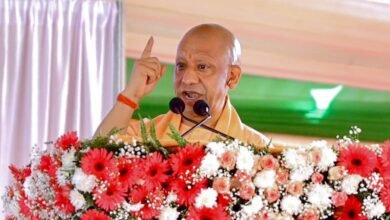 बरेली में मुख्यमंत्री योगी आदित्यनाथ ने शिक्षक सम्मेलन को संबोधित करते हुए दंगाइयों को सख्त चेतावनी दी। उन्होंने कहा कि उत्तर प्रदेश में अब उपद्रव नहीं, उत्सव की पहचान है। मुख्यमंत्री ने शिक्षकों को कैशलेस चिकित्सा सुविधा, बीमा कवर, पारदर्शी भर्ती और आधुनिक शिक्षा व्यवस्था की उपलब्धियां गिनाईं। उन्होंने समाजवादी पार्टी पर निशाना साधते हुए भाजपा के शिक्षक-एमएलसी प्रत्याशी डॉ. हरि सिंह ढिल्लो के समर्थन में मतदान की अपील की। सम्मेलन में कई मंत्री और जनप्रतिनिधि भी मौजूद रहे।