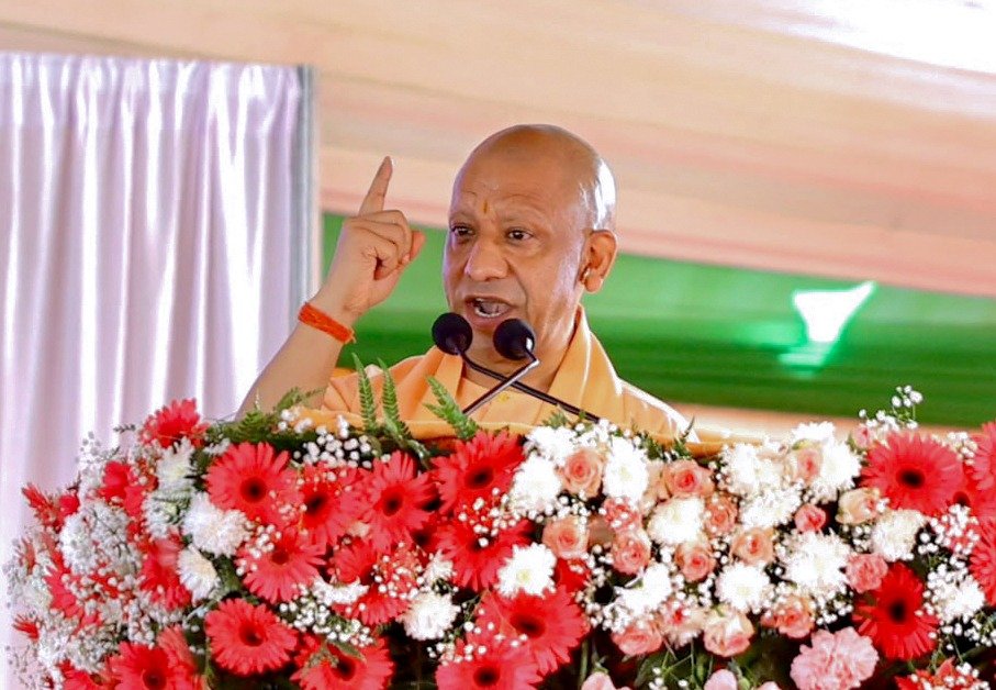 बरेली में मुख्यमंत्री योगी आदित्यनाथ ने शिक्षक सम्मेलन को संबोधित करते हुए दंगाइयों को सख्त चेतावनी दी। उन्होंने कहा कि उत्तर प्रदेश में अब उपद्रव नहीं, उत्सव की पहचान है। मुख्यमंत्री ने शिक्षकों को कैशलेस चिकित्सा सुविधा, बीमा कवर, पारदर्शी भर्ती और आधुनिक शिक्षा व्यवस्था की उपलब्धियां गिनाईं। उन्होंने समाजवादी पार्टी पर निशाना साधते हुए भाजपा के शिक्षक-एमएलसी प्रत्याशी डॉ. हरि सिंह ढिल्लो के समर्थन में मतदान की अपील की। सम्मेलन में कई मंत्री और जनप्रतिनिधि भी मौजूद रहे।