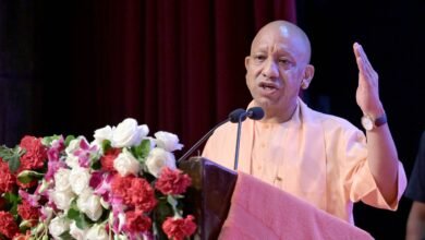 मुख्यमंत्री योगी आदित्यनाथ ने युवाओं से सोशल मीडिया की आभासी दुनिया से निकलकर पुस्तकों से जुड़ने की अपील की। लखनऊ के लोकभवन में पूर्व राष्ट्रपति रामनाथ कोविन्द की आत्मकथा ‘भारतीय गणतंत्र की विजयगाथा: मेरा जीवन, मेरा संघर्ष’ के हिंदी संस्करण के विमोचन समारोह में उन्होंने कहा कि रील और लाइक्स के बजाय वास्तविक जीवन में आगे बढ़ना जरूरी है। सीएम योगी ने ग्राम पंचायतों में पुस्तकालयों, डिजिटल लाइब्रेरी और अध्ययन सुविधाओं के विस्तार पर भी जोर दिया।