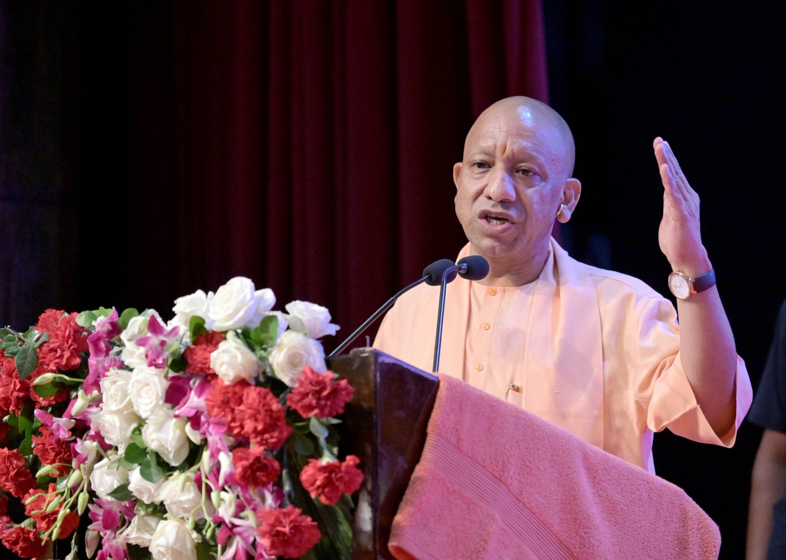 मुख्यमंत्री योगी आदित्यनाथ ने युवाओं से सोशल मीडिया की आभासी दुनिया से निकलकर पुस्तकों से जुड़ने की अपील की। लखनऊ के लोकभवन में पूर्व राष्ट्रपति रामनाथ कोविन्द की आत्मकथा ‘भारतीय गणतंत्र की विजयगाथा: मेरा जीवन, मेरा संघर्ष’ के हिंदी संस्करण के विमोचन समारोह में उन्होंने कहा कि रील और लाइक्स के बजाय वास्तविक जीवन में आगे बढ़ना जरूरी है। सीएम योगी ने ग्राम पंचायतों में पुस्तकालयों, डिजिटल लाइब्रेरी और अध्ययन सुविधाओं के विस्तार पर भी जोर दिया।