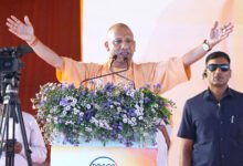 मीरजापुर में मुख्यमंत्री योगी आदित्यनाथ ने शिक्षक-स्नातक सम्मेलन में समाजवादी पार्टी और कांग्रेस पर तीखा हमला बोला। उन्होंने सपा पर विकास कार्यों में बाधा डालने, परिवारवाद और शिक्षा व्यवस्था की उपेक्षा के आरोप लगाए। मुख्यमंत्री ने साढ़े नौ वर्षों में 9.5 लाख युवाओं को सरकारी नौकरी देने, 15 लाख शिक्षकों को पांच लाख रुपये का स्वास्थ्य बीमा कवर उपलब्ध कराने और 62 लाख युवाओं को टैबलेट वितरित करने की जानकारी दी। उन्होंने भाजपा प्रत्याशियों के समर्थन में मतदान की अपील भी की।