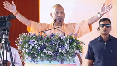 मीरजापुर में मुख्यमंत्री योगी आदित्यनाथ ने शिक्षक-स्नातक सम्मेलन में समाजवादी पार्टी और कांग्रेस पर तीखा हमला बोला। उन्होंने सपा पर विकास कार्यों में बाधा डालने, परिवारवाद और शिक्षा व्यवस्था की उपेक्षा के आरोप लगाए। मुख्यमंत्री ने साढ़े नौ वर्षों में 9.5 लाख युवाओं को सरकारी नौकरी देने, 15 लाख शिक्षकों को पांच लाख रुपये का स्वास्थ्य बीमा कवर उपलब्ध कराने और 62 लाख युवाओं को टैबलेट वितरित करने की जानकारी दी। उन्होंने भाजपा प्रत्याशियों के समर्थन में मतदान की अपील भी की।