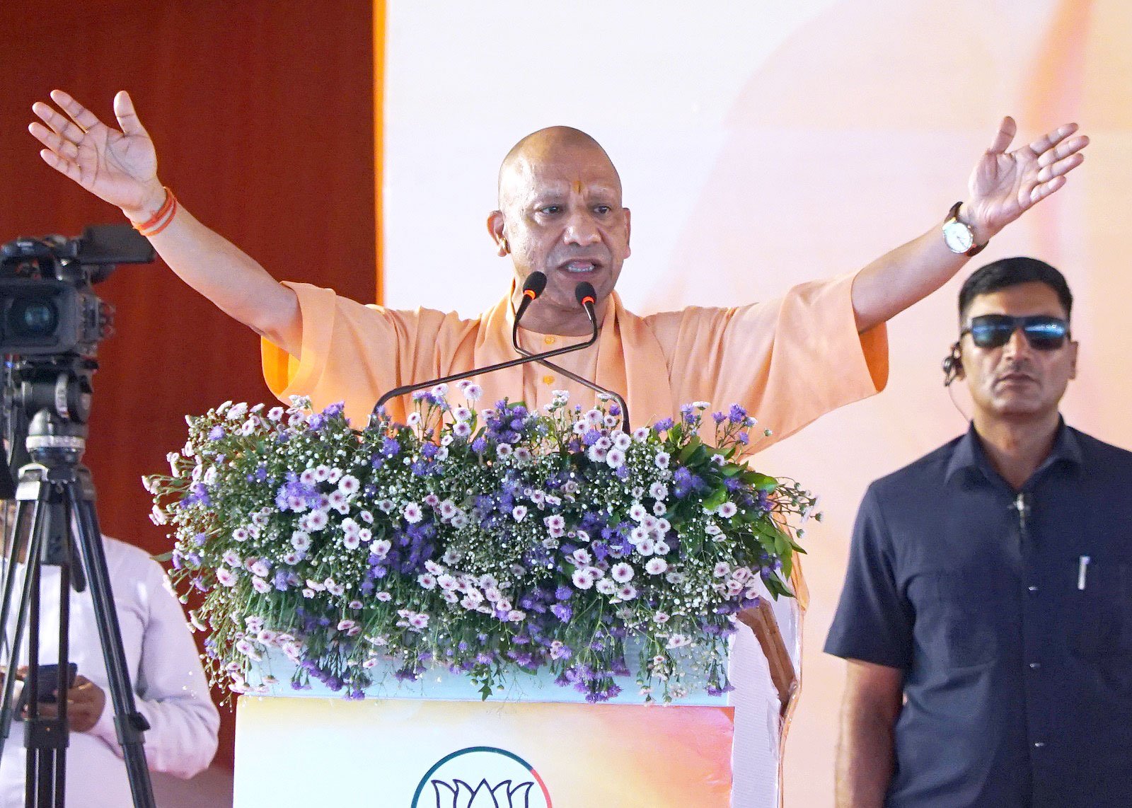मीरजापुर में मुख्यमंत्री योगी आदित्यनाथ ने शिक्षक-स्नातक सम्मेलन में समाजवादी पार्टी और कांग्रेस पर तीखा हमला बोला। उन्होंने सपा पर विकास कार्यों में बाधा डालने, परिवारवाद और शिक्षा व्यवस्था की उपेक्षा के आरोप लगाए। मुख्यमंत्री ने साढ़े नौ वर्षों में 9.5 लाख युवाओं को सरकारी नौकरी देने, 15 लाख शिक्षकों को पांच लाख रुपये का स्वास्थ्य बीमा कवर उपलब्ध कराने और 62 लाख युवाओं को टैबलेट वितरित करने की जानकारी दी। उन्होंने भाजपा प्रत्याशियों के समर्थन में मतदान की अपील भी की।