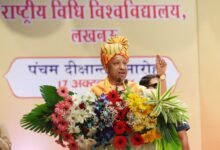 मुख्यमंत्री योगी आदित्यनाथ ने लखनऊ में विधि विश्वविद्यालय के दीक्षांत समारोह में कानून के राज, डिजिटल सुरक्षा और आर्टिफिशियल इंटेलिजेंस (AI) की भूमिका पर जोर दिया। उन्होंने कहा कि एआई सहायक बने, सारथी नहीं और अंतिम निर्णय मनुष्य के विवेक से हो। उत्तर प्रदेश के सभी 75 जिलों में साइबर थाने तथा 1,583 थानों में साइबर हेल्प डेस्क स्थापित हैं। सरकार 10 लाख युवाओं को एआई, डेटा एनालिटिक्स और साइबर सिक्योरिटी का प्रशिक्षण दे रही है।