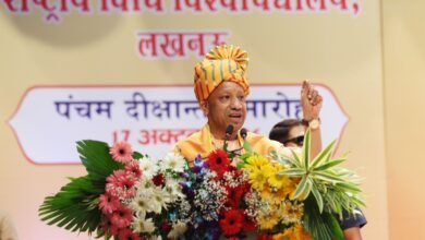 मुख्यमंत्री योगी आदित्यनाथ ने लखनऊ में विधि विश्वविद्यालय के दीक्षांत समारोह में कानून के राज, डिजिटल सुरक्षा और आर्टिफिशियल इंटेलिजेंस (AI) की भूमिका पर जोर दिया। उन्होंने कहा कि एआई सहायक बने, सारथी नहीं और अंतिम निर्णय मनुष्य के विवेक से हो। उत्तर प्रदेश के सभी 75 जिलों में साइबर थाने तथा 1,583 थानों में साइबर हेल्प डेस्क स्थापित हैं। सरकार 10 लाख युवाओं को एआई, डेटा एनालिटिक्स और साइबर सिक्योरिटी का प्रशिक्षण दे रही है।