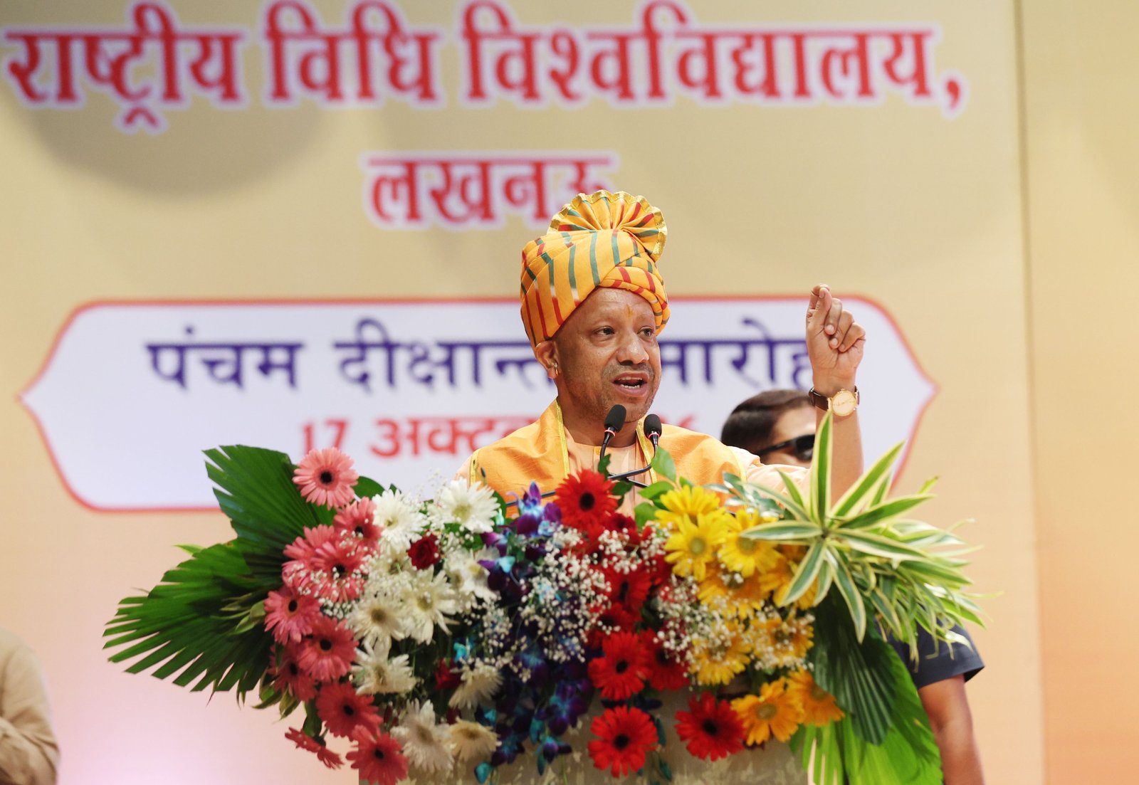 मुख्यमंत्री योगी आदित्यनाथ ने लखनऊ में विधि विश्वविद्यालय के दीक्षांत समारोह में कानून के राज, डिजिटल सुरक्षा और आर्टिफिशियल इंटेलिजेंस (AI) की भूमिका पर जोर दिया। उन्होंने कहा कि एआई सहायक बने, सारथी नहीं और अंतिम निर्णय मनुष्य के विवेक से हो। उत्तर प्रदेश के सभी 75 जिलों में साइबर थाने तथा 1,583 थानों में साइबर हेल्प डेस्क स्थापित हैं। सरकार 10 लाख युवाओं को एआई, डेटा एनालिटिक्स और साइबर सिक्योरिटी का प्रशिक्षण दे रही है।