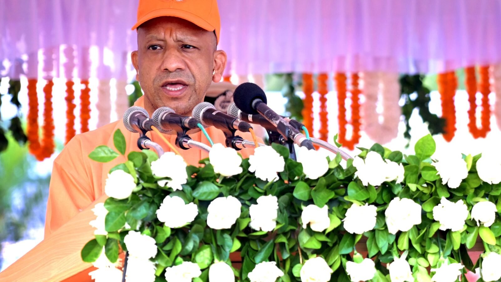 उत्तर प्रदेश के मुख्यमंत्री योगी आदित्यनाथ ने लखनऊ में पुलिस स्मृति दिवस-2026 पर शहीद पुलिसकर्मियों को श्रद्धांजलि दी। उन्होंने फील्ड ड्यूटी करने वाले पुलिस अधिकारियों और जवानों के मोटरसाइकिल, वर्दी एवं सिम भत्ते में वृद्धि की घोषणा की। मुख्यमंत्री ने माफिया की 15 हजार करोड़ रुपये से अधिक की संपत्ति जब्त करने, पुलिस में 2.26 लाख से अधिक भर्तियां करने और अपराध नियंत्रण के लिए जीरो टॉलरेंस नीति को प्रमुख उपलब्धियां बताया। कार्यक्रम में डीजीपी राजीव कृष्ण सहित वरिष्ठ अधिकारी उपस्थित रहे।