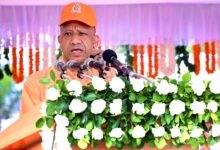 उत्तर प्रदेश के मुख्यमंत्री योगी आदित्यनाथ ने लखनऊ में पुलिस स्मृति दिवस-2026 पर शहीद पुलिसकर्मियों को श्रद्धांजलि दी। उन्होंने फील्ड ड्यूटी करने वाले पुलिस अधिकारियों और जवानों के मोटरसाइकिल, वर्दी एवं सिम भत्ते में वृद्धि की घोषणा की। मुख्यमंत्री ने माफिया की 15 हजार करोड़ रुपये से अधिक की संपत्ति जब्त करने, पुलिस में 2.26 लाख से अधिक भर्तियां करने और अपराध नियंत्रण के लिए जीरो टॉलरेंस नीति को प्रमुख उपलब्धियां बताया। कार्यक्रम में डीजीपी राजीव कृष्ण सहित वरिष्ठ अधिकारी उपस्थित रहे।