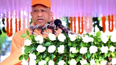 उत्तर प्रदेश के मुख्यमंत्री योगी आदित्यनाथ ने लखनऊ में पुलिस स्मृति दिवस-2026 पर शहीद पुलिसकर्मियों को श्रद्धांजलि दी। उन्होंने फील्ड ड्यूटी करने वाले पुलिस अधिकारियों और जवानों के मोटरसाइकिल, वर्दी एवं सिम भत्ते में वृद्धि की घोषणा की। मुख्यमंत्री ने माफिया की 15 हजार करोड़ रुपये से अधिक की संपत्ति जब्त करने, पुलिस में 2.26 लाख से अधिक भर्तियां करने और अपराध नियंत्रण के लिए जीरो टॉलरेंस नीति को प्रमुख उपलब्धियां बताया। कार्यक्रम में डीजीपी राजीव कृष्ण सहित वरिष्ठ अधिकारी उपस्थित रहे।