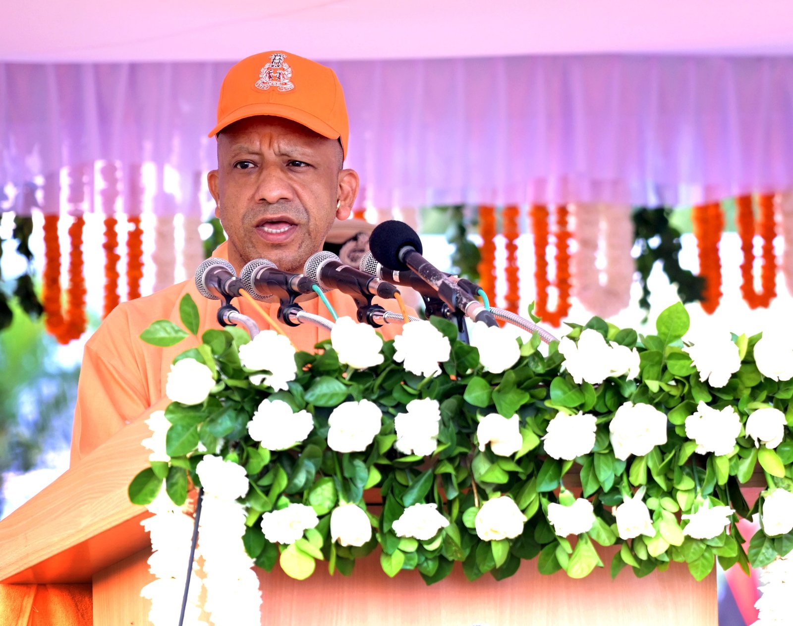 उत्तर प्रदेश के मुख्यमंत्री योगी आदित्यनाथ ने लखनऊ में पुलिस स्मृति दिवस-2026 पर शहीद पुलिसकर्मियों को श्रद्धांजलि दी। उन्होंने फील्ड ड्यूटी करने वाले पुलिस अधिकारियों और जवानों के मोटरसाइकिल, वर्दी एवं सिम भत्ते में वृद्धि की घोषणा की। मुख्यमंत्री ने माफिया की 15 हजार करोड़ रुपये से अधिक की संपत्ति जब्त करने, पुलिस में 2.26 लाख से अधिक भर्तियां करने और अपराध नियंत्रण के लिए जीरो टॉलरेंस नीति को प्रमुख उपलब्धियां बताया। कार्यक्रम में डीजीपी राजीव कृष्ण सहित वरिष्ठ अधिकारी उपस्थित रहे।