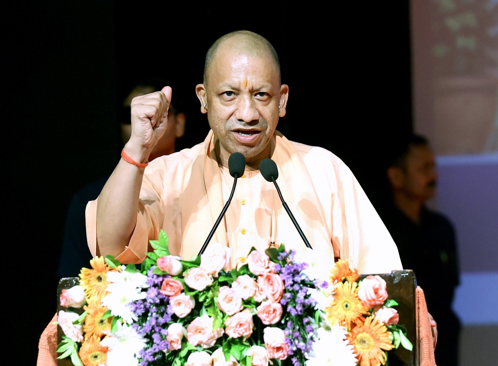 लखनऊ में मुख्यमंत्री योगी आदित्यनाथ ने प्रधानमंत्री नरेंद्र मोदी के जनसेवा के 25 वर्ष पूरे होने पर आयोजित कार्यक्रम में विपक्ष पर निशाना साधा। उन्होंने जनधन खातों, गरीब कल्याण योजनाओं, आवास, उज्ज्वला, स्वास्थ्य बीमा, स्टार्टअप और बुनियादी ढांचे के विस्तार का उल्लेख किया। ‘नमो सेवा अनकही कहानियां’ नाट्य श्रृंखला में गुजरात भूकंप से पुनर्निर्माण तक की यात्रा दिखाई गई। गांधी जयंती पर सीएम योगी ने ग्राम स्वराज, 57,600 ग्राम सचिवालयों और 11,350 ग्राम पंचायतों की डिजिटल लाइब्रेरी का भी जिक्र किया।