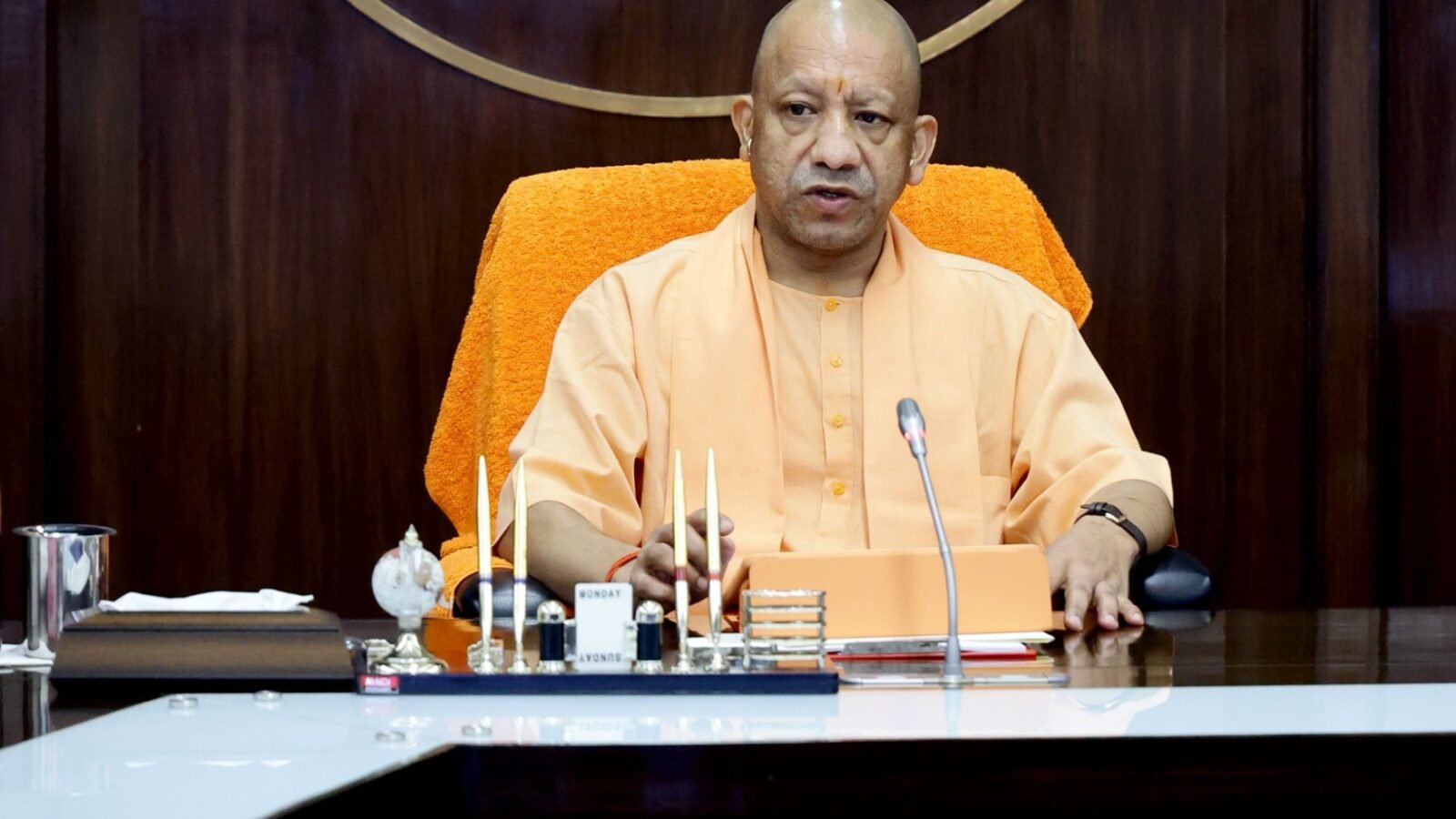 लखनऊ में नौसेना शौर्य संग्रहालय का विस्तार किया जाएगा। मुख्यमंत्री योगी आदित्यनाथ की अध्यक्षता में कैबिनेट ने तीसरे चरण के तहत वाटर बॉडी विकसित करने के लिए 6.8 एकड़ जमीन पर्यटन विभाग को देने की मंजूरी दी है। यहां बोटिंग, नौसेना के जहाजों की प्रतिकृतियां, लाइट एंड साउंड शो, डिजिटल गैलरी और समुद्री जैव विविधता से जुड़ी प्रदर्शनियां होंगी। ₹69.10 करोड़ की परियोजना को 2027 तक पूरा करने का लक्ष्य है। इससे पर्यटन और रोजगार को बढ़ावा मिलेगा।