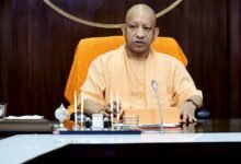 लखनऊ में नौसेना शौर्य संग्रहालय का विस्तार किया जाएगा। मुख्यमंत्री योगी आदित्यनाथ की अध्यक्षता में कैबिनेट ने तीसरे चरण के तहत वाटर बॉडी विकसित करने के लिए 6.8 एकड़ जमीन पर्यटन विभाग को देने की मंजूरी दी है। यहां बोटिंग, नौसेना के जहाजों की प्रतिकृतियां, लाइट एंड साउंड शो, डिजिटल गैलरी और समुद्री जैव विविधता से जुड़ी प्रदर्शनियां होंगी। ₹69.10 करोड़ की परियोजना को 2027 तक पूरा करने का लक्ष्य है। इससे पर्यटन और रोजगार को बढ़ावा मिलेगा।