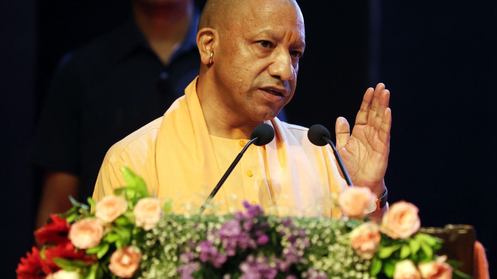 लखनऊ में आयोजित समारोह में मुख्यमंत्री योगी आदित्यनाथ ने पूर्व डीजीपी प्रकाश सिंह की पुस्तक ‘संघर्ष’ का विमोचन किया और यूपी पुलिस के आधुनिकीकरण की दिशा में 87 अत्याधुनिक इंटरसेप्टर वाहनों को रवाना किया। मुख्यमंत्री ने कहा कि 2017 के बाद पुलिस सुधार, तकनीक और मजबूत कानून-व्यवस्था के माध्यम से प्रदेश में बदलाव आया है। कार्यक्रम में वीर पुलिसकर्मियों को पदक प्रदान किए गए और सड़क सुरक्षा, स्मार्ट पुलिसिंग तथा आधुनिक संसाधनों पर जोर दिया गया।